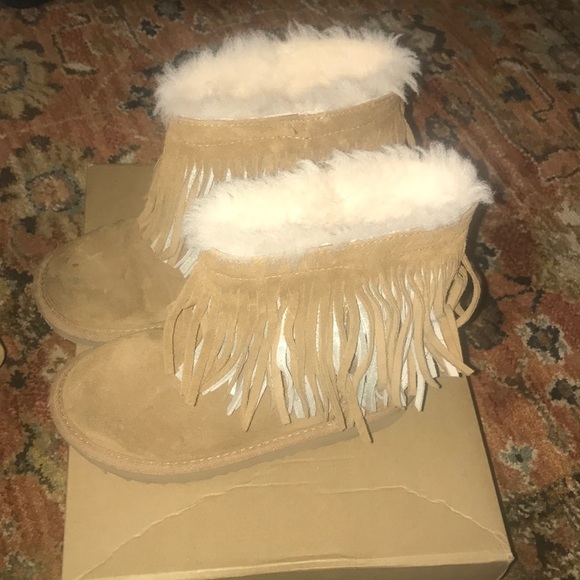 Very cute Suede Girls Tan UGG boots - Picture 2 of 4